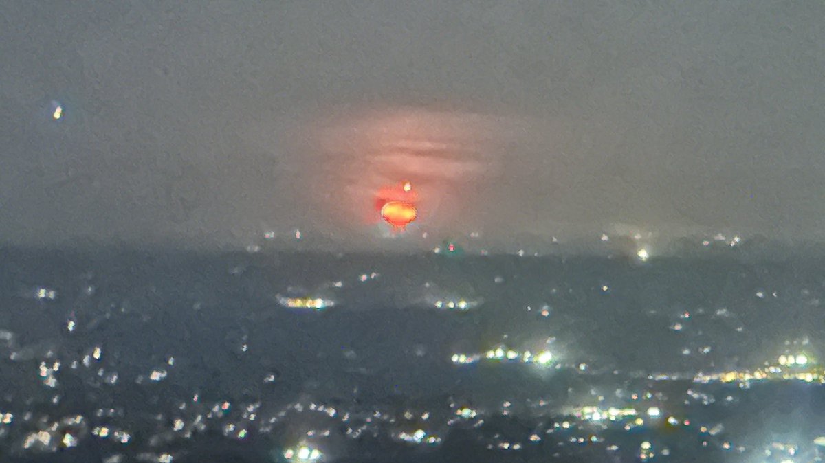 On final approach into White Plains KHPN on Wednesday evening. Pink Moon. In the cockpit it looked like a #nuclear blast.
