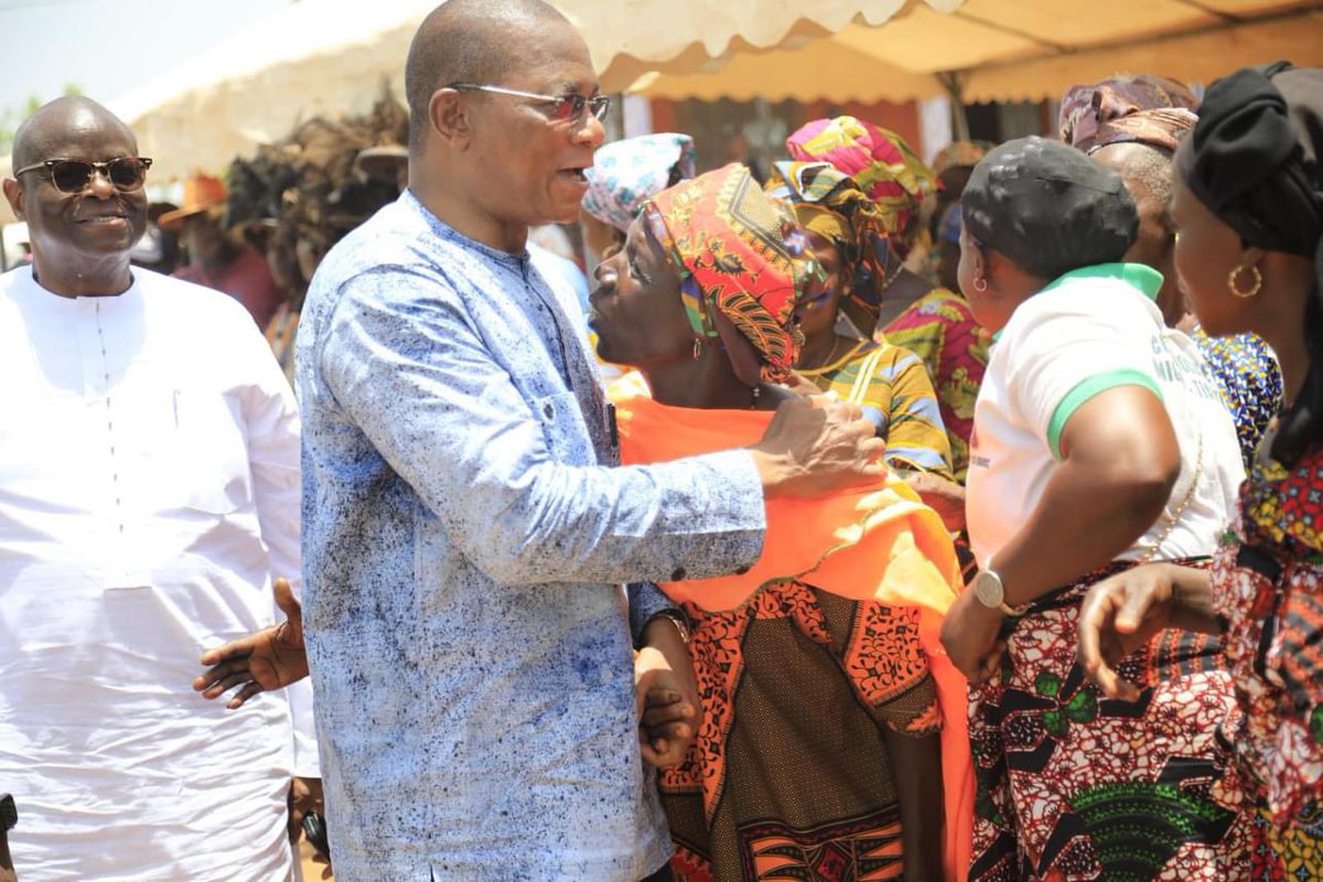 Aux côtés de notre aîné, Dossongui KONÉ, j'ai pris part ce vendredi, à Tindara, aux funérailles traditionnelles du patriarche KONÉ N'ganon. Sincères condoléances à la famille et aux proches du défunt et que son âme repose en paix.