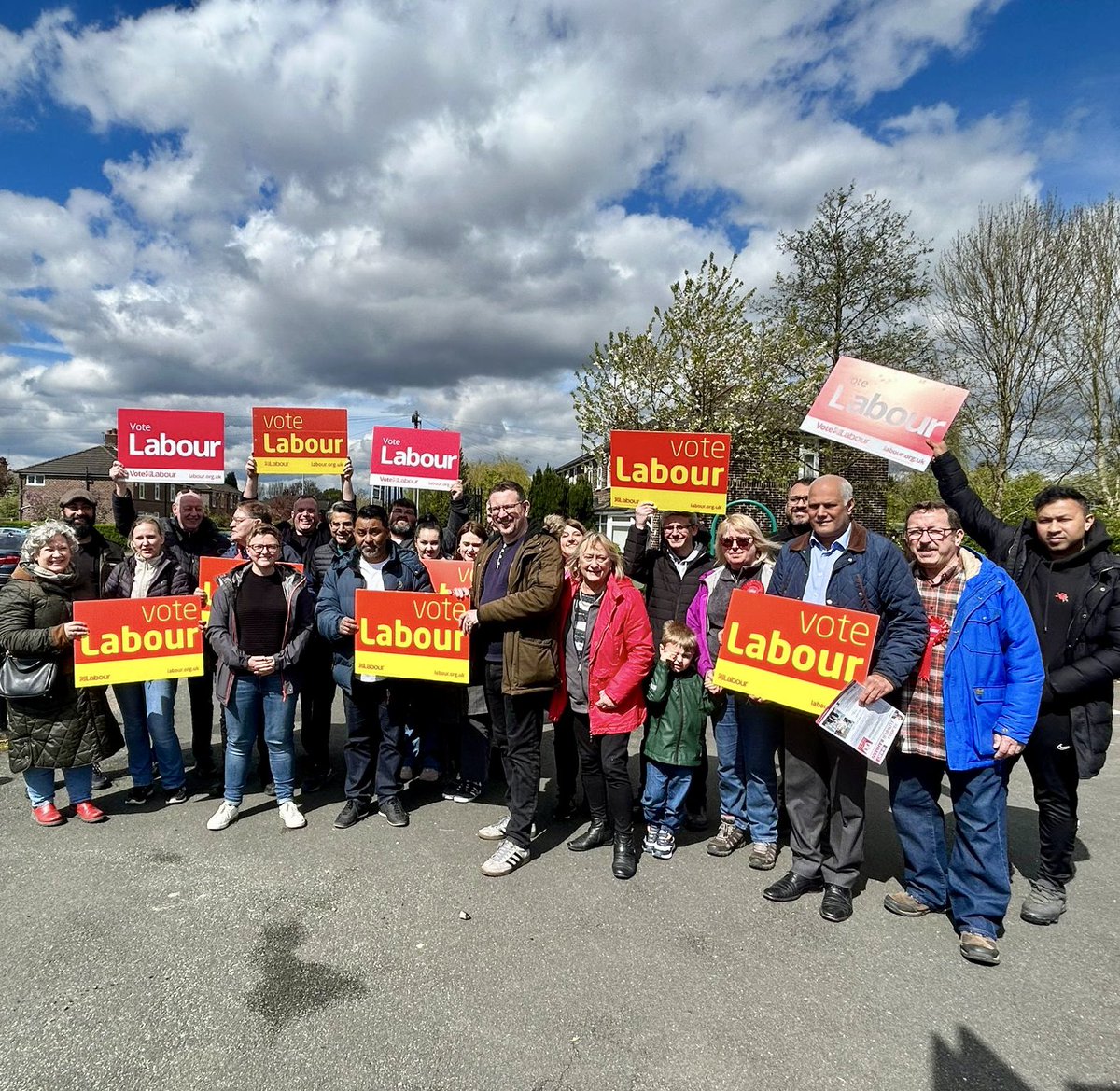 🌹 A great afternoon in sunny south Gorton campaigning for @RahmanCllr and @McrLabour. Luthfur is a great advocate for the communities of Longsight, Belle Vue and south Gorton and gets things done. He deserves your support on Thursday if you live here. #VoteLabour 🗳️