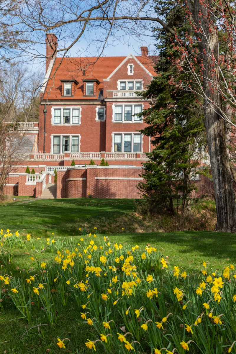 Spring has sprung! Rain or shine, flowers are beginning to bloom and the grounds are becoming greener by the day. It's a great time to visit Glensheen and take a tour before the busy summer season! Glensheen is open daily from 10 am - 4 pm. #glensheen #onlyinmn #befromduluth