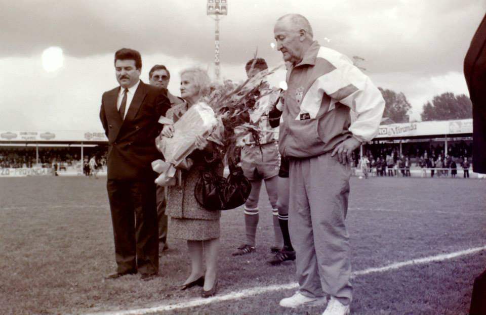 Fotos de Toño Santos en el que aparece uno de los aficionados más fieles de la @SDP_1922 Milocho 🙌, nuestro pequeño homenaje 
Nos vemos en la #destileriabarponferrada
#skylinedeponferrada
#destilerosporelmundo
#enamoradosdeponferrada
#adelanteyarriba #Ponferrada #bierzo