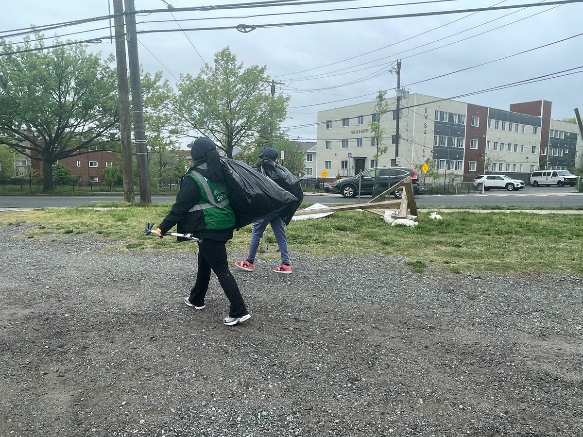 Mayor Muriel Bower’s 7th Annual Spring Clean up was a huge success! Felt like community because it was! Thanks for your vision, Madam Mayor. Shout to Dir. Phil Thomas for leading the effort! @mayor_bowser @dc_moca @dcdmpsj @cleancitydc @csosa_dc @naarcdc @onsedc_ @dcmocrs