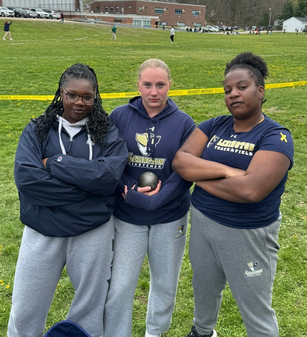 🚨SCHOOL RECORD ALERT🚨 SR Makayla Brown, SO Ainsley Cuthbertson & SR Quin Tandeih combine to throw 27.29m (90'6.25') in the Shot Put Relay, breaking the record from 2018!! #LexGo #BombSquad💣