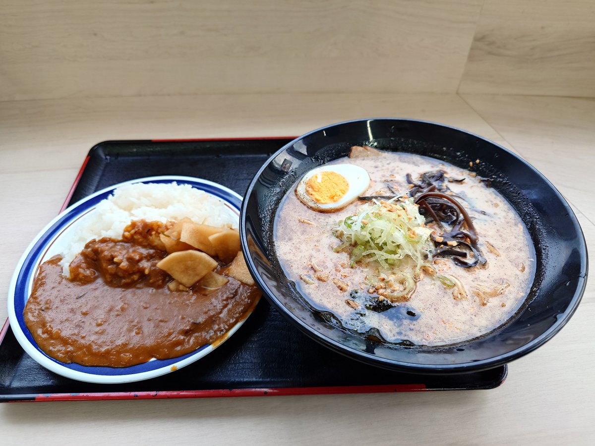 天草釣行初日
熊本帰ると釣行前に恒例の🍜を食べアジが居る場所検索⌨
中々🐟ヒットしません😢
いつか時合が来ると思い1ヶ所目に時間かけ過ぎて4ヶ所目で☔が降り出し初日終了⤵
☔がやんだらまた検索してみます🤣

#アジング
#ジグ単
#エステル
#アジ
#ライトゲーム
#アングラーズアプリ
#ANGLERS