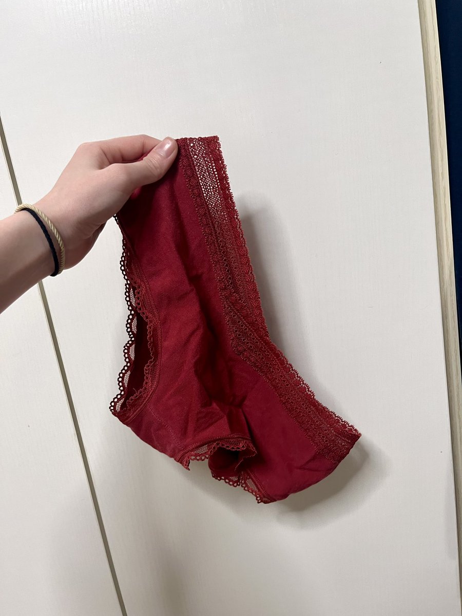 每次月經嚟嗰陣都會特登著紅色底底
咁就唔驚漏嘅時候底底會染色🤣
#原味內褲
關注我推特同埋轉發推文可免費同我撲嘢一次呀😜😜