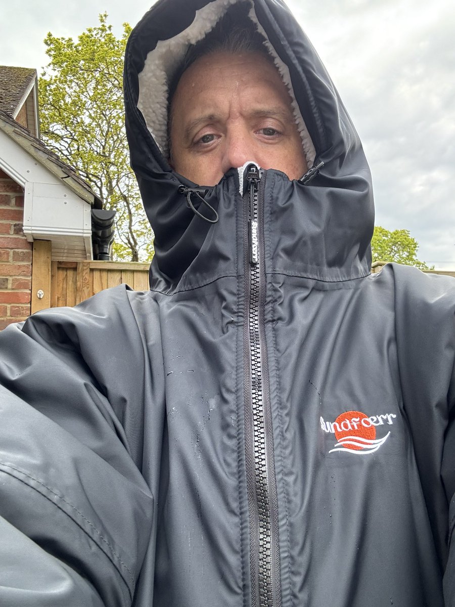 sivier_scott's tweet photo. Good 😊 #reset 🧊 this afternoon a bit of exercise and lovely #coldwatertherapy 💧 🥶 it’s all in the #plunge 💚 great #shock to the #system now feeling ready for the week ahead Sundfoerr Adventure Robes great coat ♨️ #icebathing #vagusnerve #strengthtotalk 🤜🏻🤛🏻❤️ https://t.co/PXwHo8om0Q