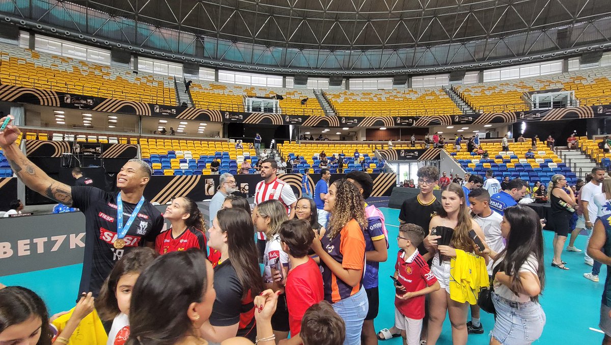 Darlan pediu pra galera fazer fila e foi atendido.