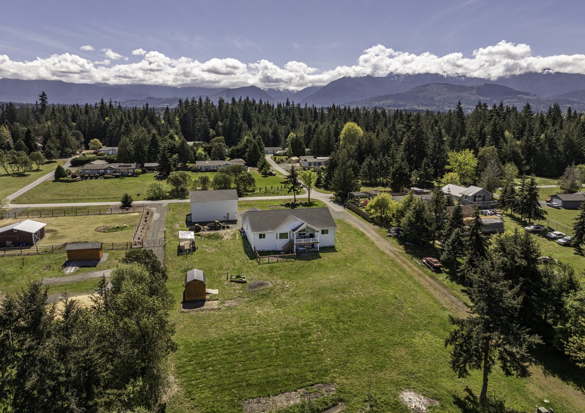 Take a look at 133 Guy Kelly Road 

$750,000

#portangeles #portangeleshomeforsale #PNWhome #homeforsaleinportangeles #movingtoportangeles #rvgarage #autoshop #greenhouse #hobbyfarm #newhome #rambler #pacificnorthwestdreamhome #acreage #fairviewgrange 

zillow.com/homedetails/13…