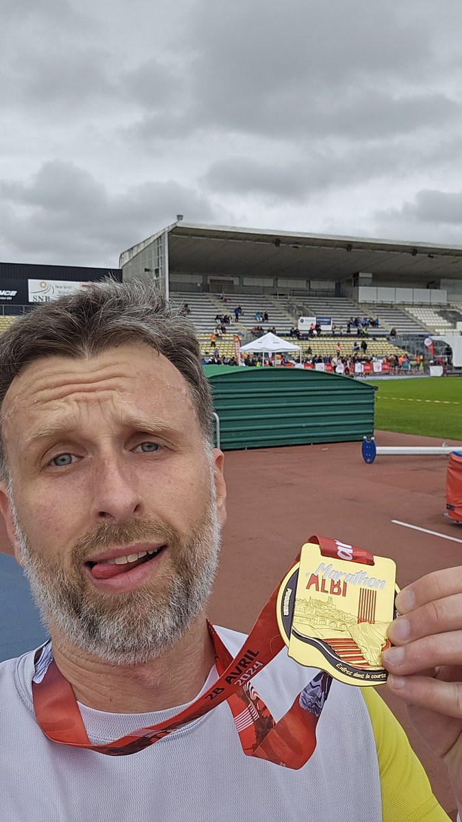 Marathon #35 à Albi en 3h03m43 le long du Tarn et avec une météo ideale. Content de revenir sur de meilleures perfs ! Albi back 🤣