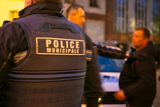 🚨 Fait divers:  Un adolescent de 15 ans a été mortellement blessé lors d'une rixe à Chateauroux samedi. Enquête pour homicide en cours.

📰 Source : La Montagne - Plus d'infos⤵

#chateauroux #homicide #enquete #justice