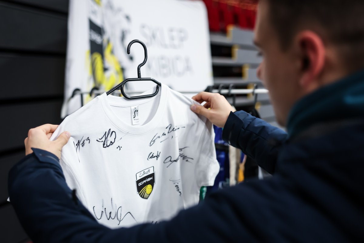 To już ostatnia szansa na zakup piłek i koszulek z autografami #gdańskichlwów! 🦁 W naszym sklepie dostępne są także repliki oraz oficjalne koszulki meczowe 👕 Jeśli chcecie mieć świetną pamiątkę z sezonu 2023/2024, koniecznie zajrzyjcie na ⤵️ sklep.sport.trefl.com