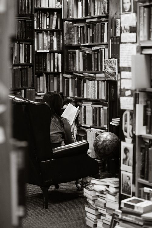 “Nunca hay demasiados libros. Hay libros malos, malísimos, peores, etcétera, pero nunca demasiados.” Roberto Bolaño. A 71 años de su nacimiento.