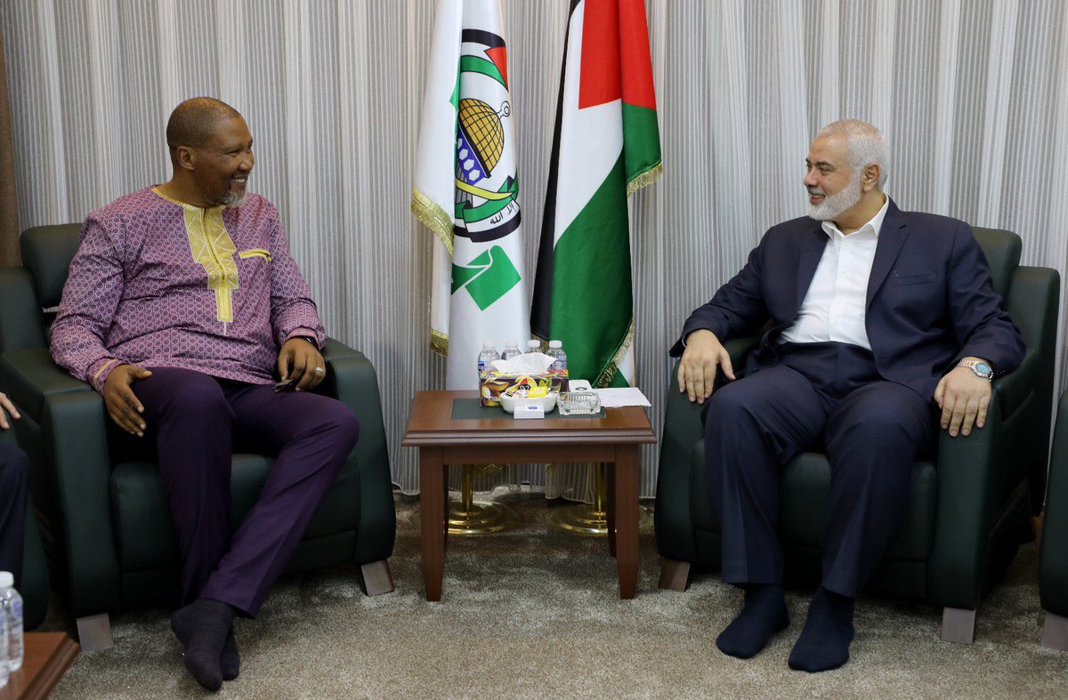 Nelson Mandela’s grandson held meeting with Hamas terror leader in Istanbul. 

Zwelivelile Mandela was seen smiling as he held a meeting with Ismail Haniyeh to express his support for the terror groups actions. 

Mandela offered his continue support for Gaza.

📸 @JoeTruzman