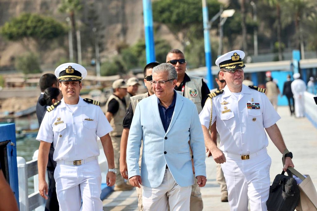 🔴#AHORA Desde Chorrillos, el premier @SPCM_Peru, junto al ministro Walter Astudillo y titulares de Estado se embarcan en el B.A.P. Unión con destino a la Base Naval del Callao donde los esperan autoridades y familiares de la tripulación.⛴️⚓