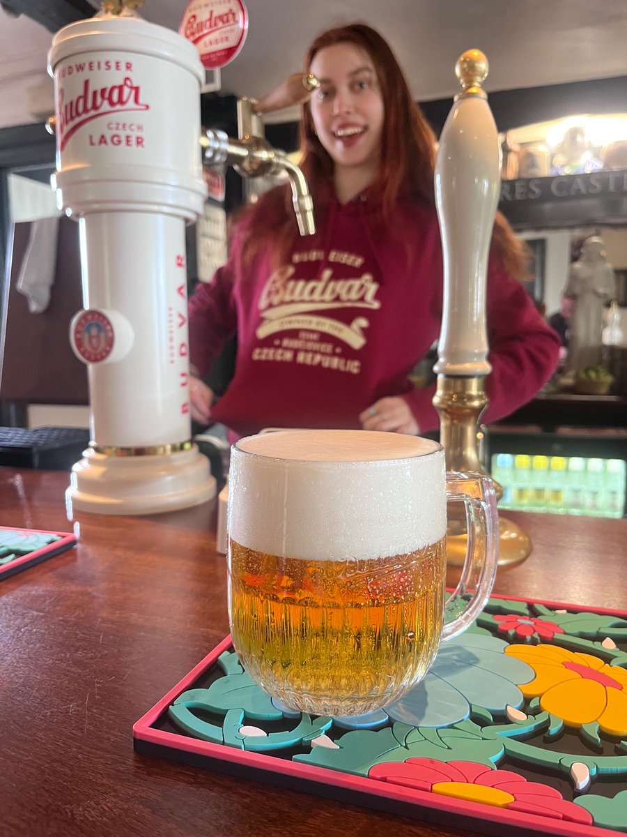 The proper Czech pour* is available here on request. 🇨🇿🍺

* those concerned about UK weights and measures can be assured there’s a crown stamped 2/3 pint line at just the right place on that glass 😘