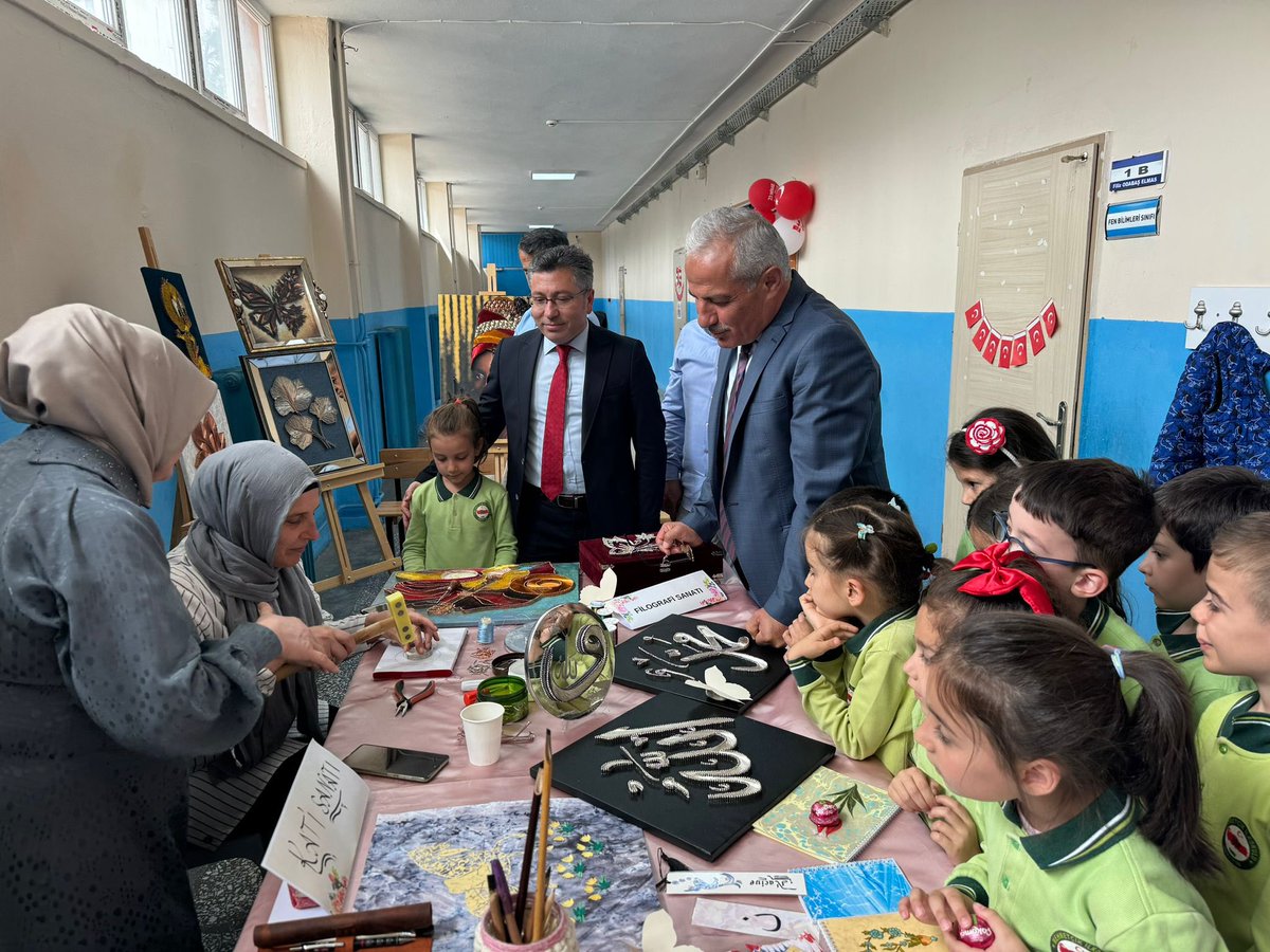 merzifonhem's tweet photo. Merzifon Şehit Abdulmuttalip Kesikbaş Halk Eğitimi Merkezi Cumhuriyet Ortaokulunda “Minik Eller, Büyük Hayaller” etkinliğinde öğrencilerle buluştu.
Etkinlik kapsamında Çini, Ebru, Hüsn-i Hat, Filografi, Tezhip, Takı kursları etkinlikleri yapıldı
@mebhbogm
@cengizmete
@MerzifonMEM https://t.co/uHdhNEW6Ez