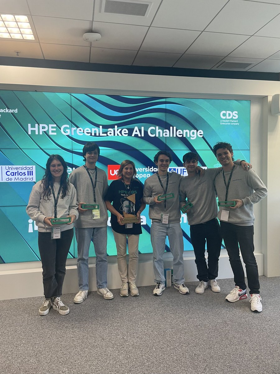 ¡“AlgoRitmicos” de @deusto se alza con la victoria de la III edición del #HPECDSTechChallenge! 👏 Enhorabuena, campeones, vuestro proyecto de #HealthyAI ha sido realmente fascinante. #EntregaDePremios #TheHackathon #innovación