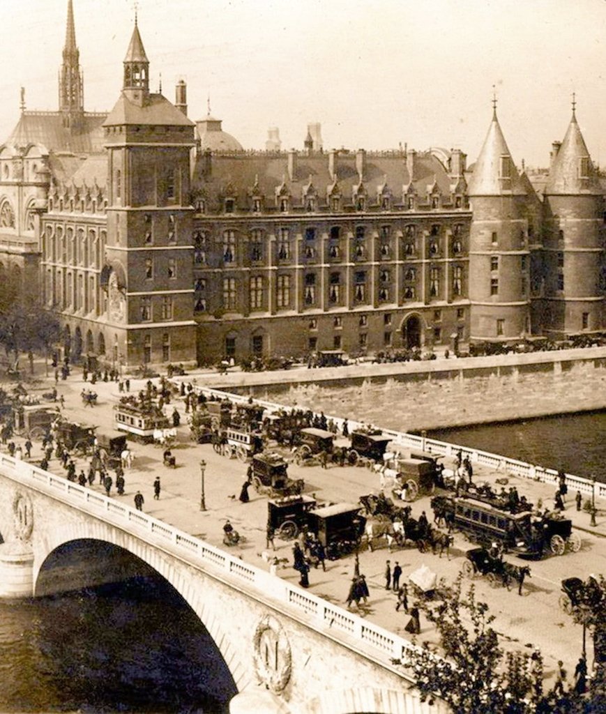 Quelle archive : La Conciergerie, ce qu’il reste du palais initial des rois de #France ... et le pont au change... oui, mais à la fin du XIXe siècle. paris-visites-guidees.com #Paris
