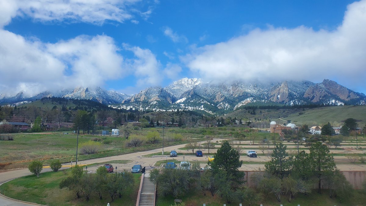 Can always count on the Flatirons to make driving in for a 6AM Sunday shift worth it. ❄️⛰️🌤️🌿