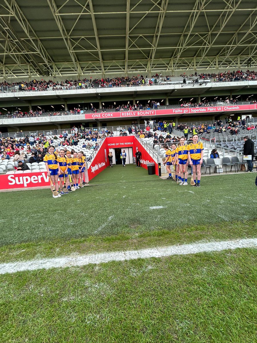 Well done to the Clare Primary Game Camogie team on a fantastic game at half time of today’s match in Páirc Uí Chaoimh! Great day all round 💪 Thanks to @sciathnascol and of course the Clare Mentors for a great day!! An Clár Abú !! @MunGAABunscol @AllianzIreland