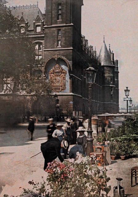 🇫🇷 A flower seller on the streets of Paris, 1920s (original autochrome colour photo).
>HIAP