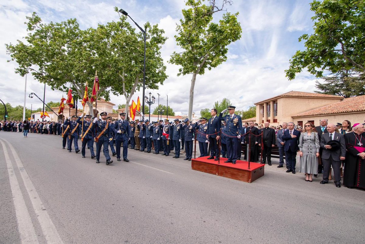Esta mañana D. Ángel, obispo emerito, ha jurado bandera en el acto organizado por el Ayuntamiento de Albacete y la Base Aérea de los Llanos-Ala 14.