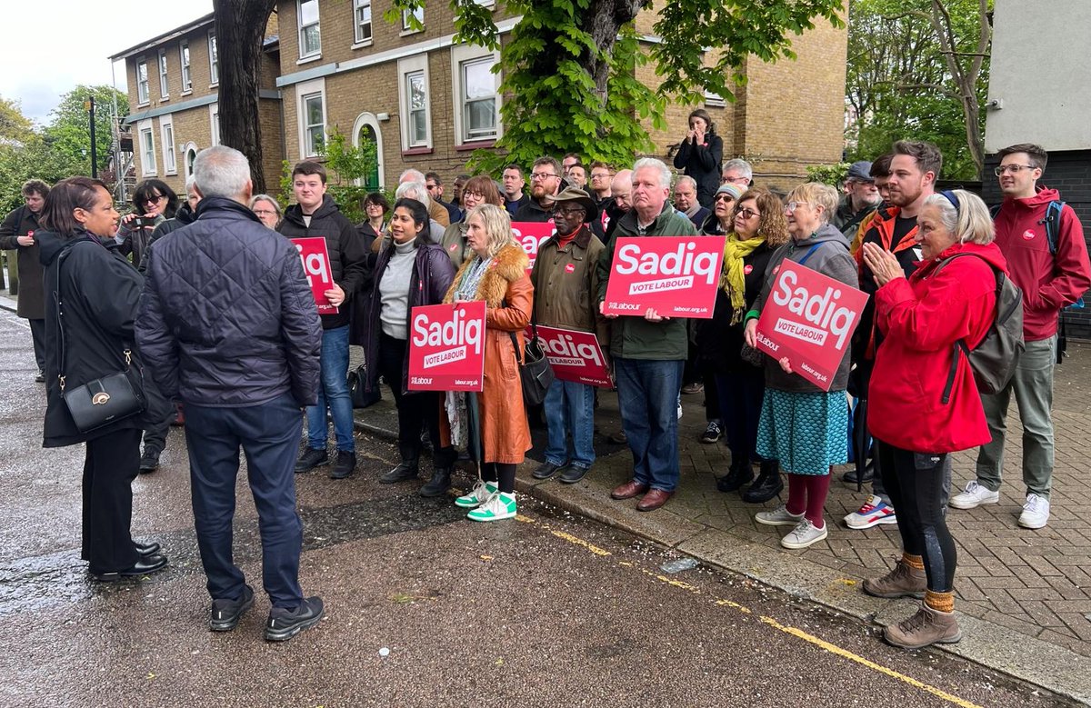 The Tories have changed the voting system to make it easier for them to win. Londoners now only get one vote for mayor. Good to be back in Lewisham speaking to Londoners about the choice: my positive vision or the hard-right Tory candidate. #LabourDoorstep #VoteLabour 🌹