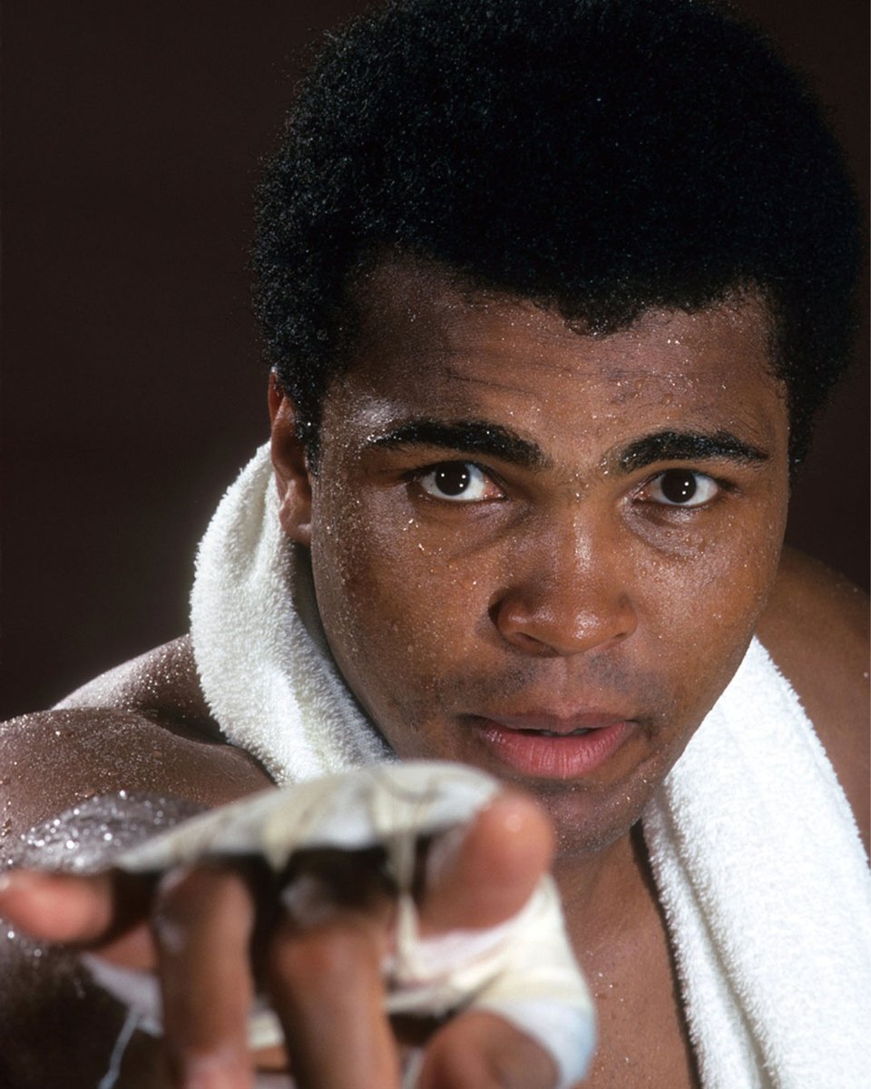 A closeup portrait of Muhammad Ali during a photo shoot while training at 5th Street Gym. Miami Beach, FL.

📸: @LeiferNeil 

#MuhammadAli #Icon #Training #5thStreetGym #BoxingLegend #NeilLeifer #Photography