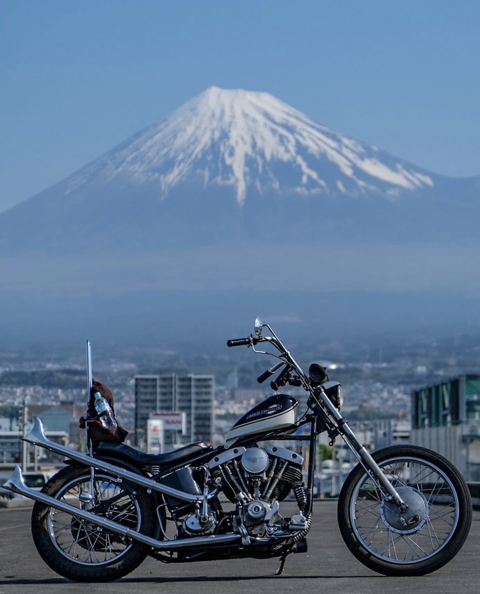 Conezone with MT. Fujiyama in the background. what a site! Photo from: @iuchopper #choppershit #choppers #coneshovel #shovelhead #choppers #chopshit #japan #moto #shovellove