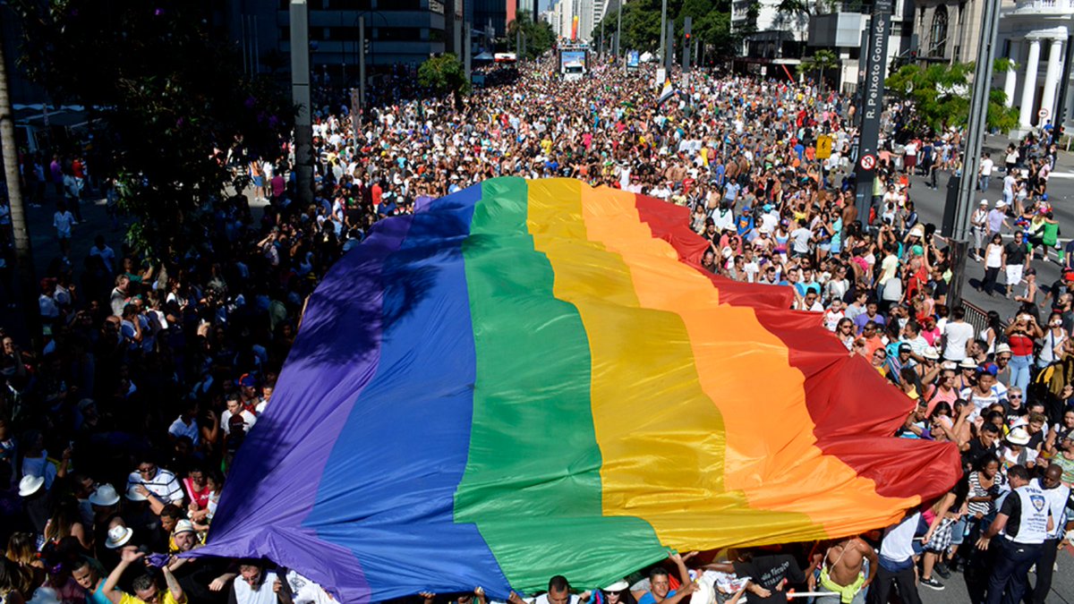 Há 10 anos, a campanha ONU Livres & Iguais era lançada no Brasil, durante a Parada do Orgulho #LGBTQIA+ de São Paulo - a maior do mundo. 📢 Saiba mais e participe: unfe.org/pt/ 🇺🇳 @ONU_derechos @free_equal #DefendaOsDireitosHumanos