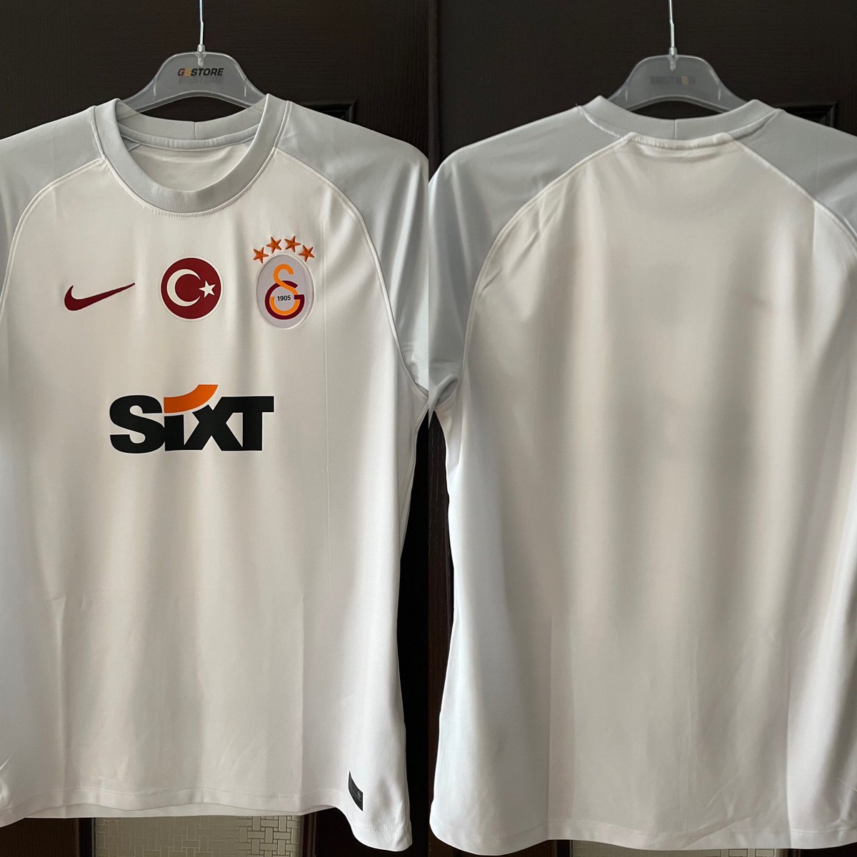 Maç önü formasıyla birlikte 2023-24 seti tamamlandı. Ziyech hariç Design FC seti ve Icardi forması da tamam. Sonu, 24. Şampiyonluk olsun. @galatasaray @gsstore @murat_bereket @romerkukner @serdarkellecii @FormaMilor