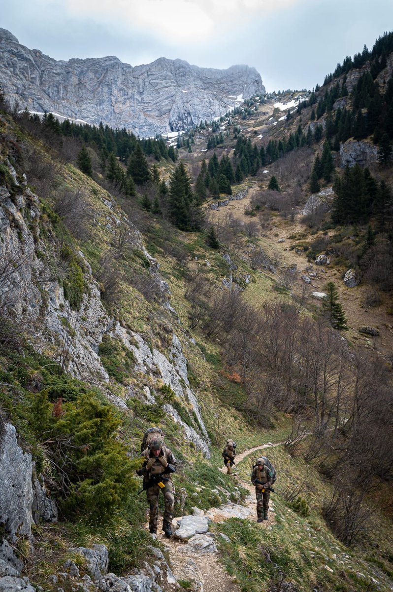 Vis ta vie au maximum, ose la montagne! ⛰️ Le 7e BCA recrute directement des hommes et des femmes de 17,5 à 30 ans en tant que militaires du rang. ➡️Écris nous à recrutement7emebca@gmail.com #recrutement #chasseursalpins