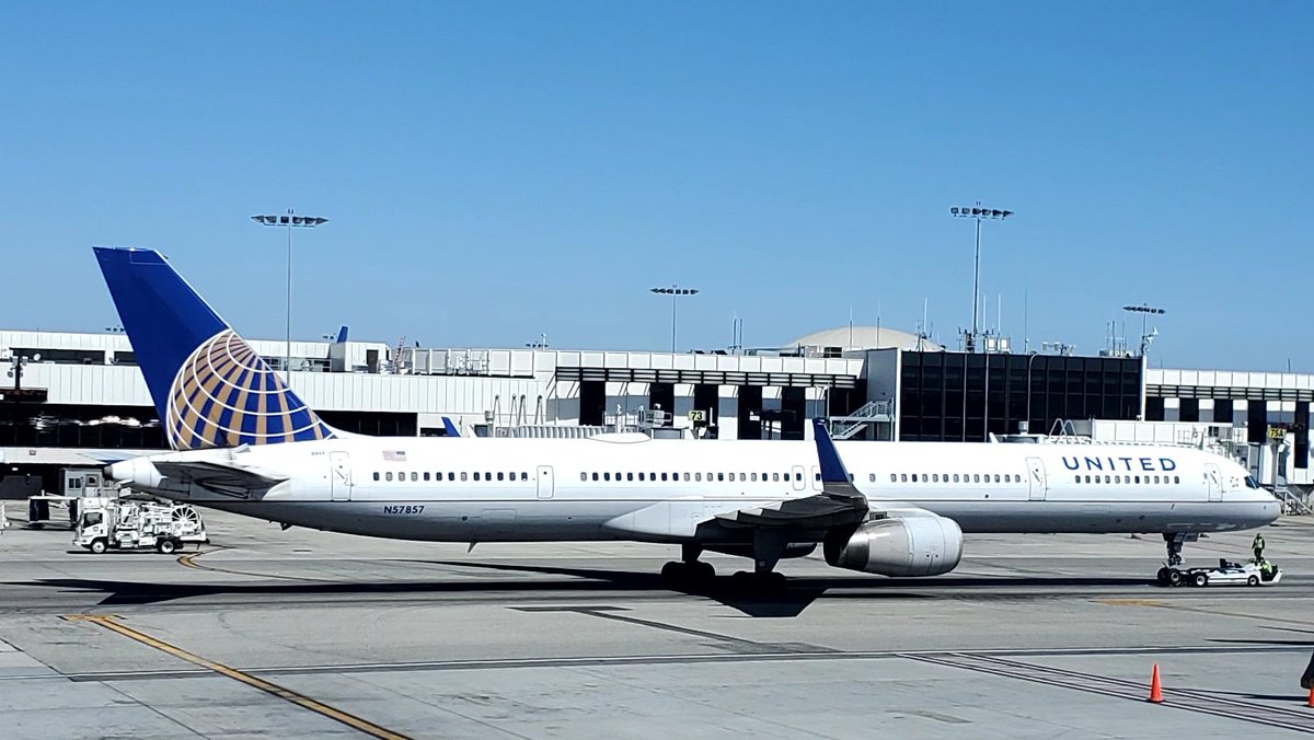 United #B757 -324 #N57857 at KLAX