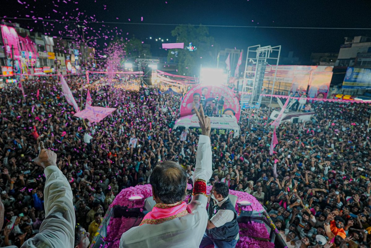 KTRBRS's tweet photo. Warangal always holds a special place in KCR sir’s ❤️

What a massive crowd 🙏 https://t.co/lTo4uxbl7q