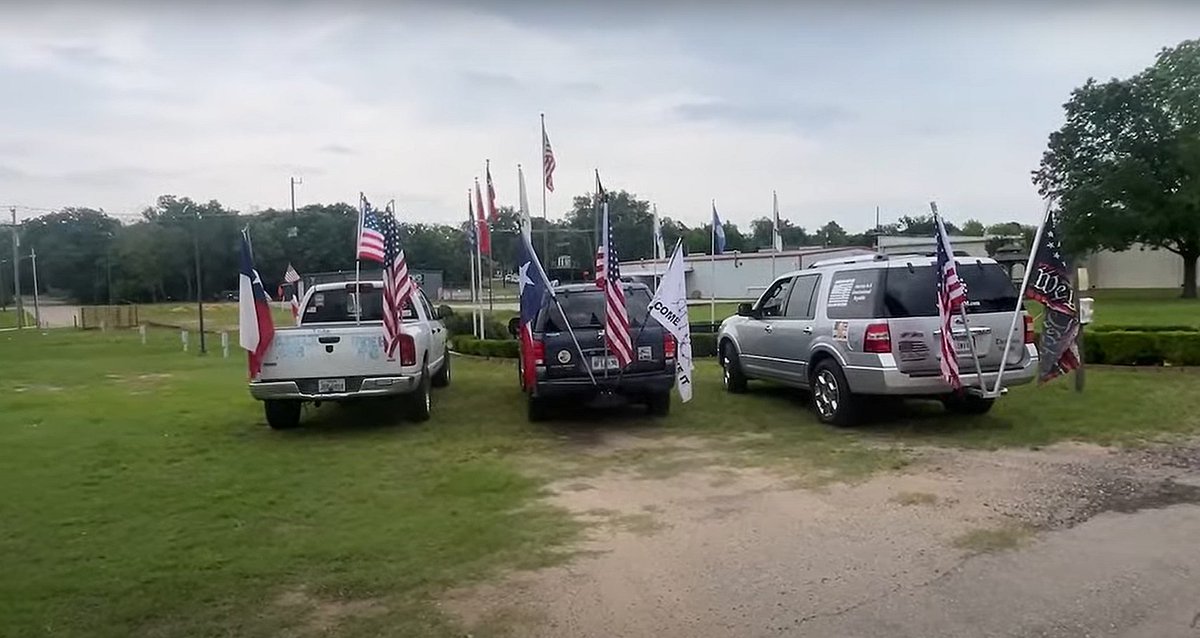 Flattchella 'convoy' at their first (of three) flag-wave sites near Tyler, TX.
