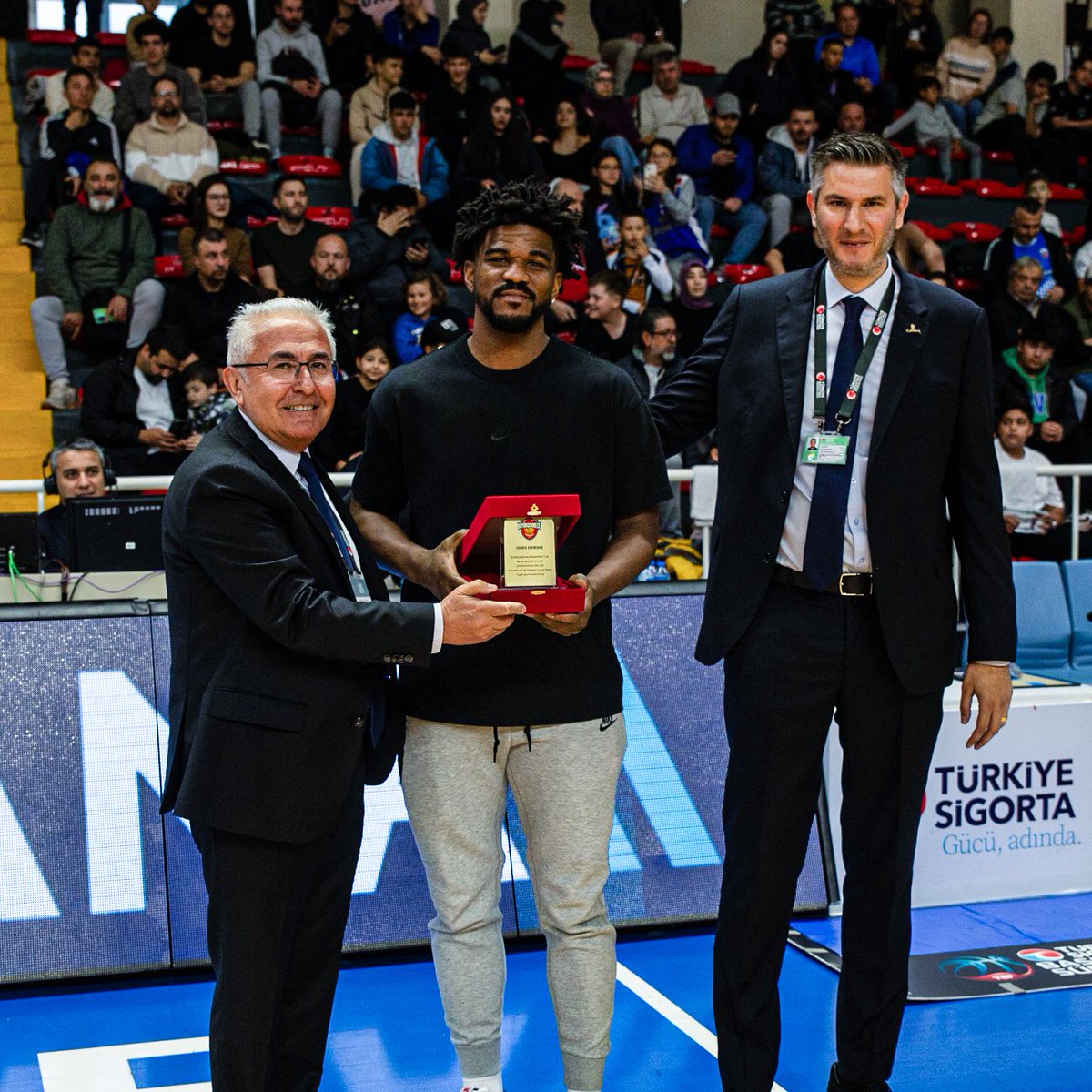 Eski sporcumuz Osiris Eldridge bu gün ki maçımıza konuk oldu. Genel Koordinatörümüz Halil Satı ve Sportif direktörümüz Cihan Mumcuoğulları tarafından teşekkür plaketi takdim edildi.