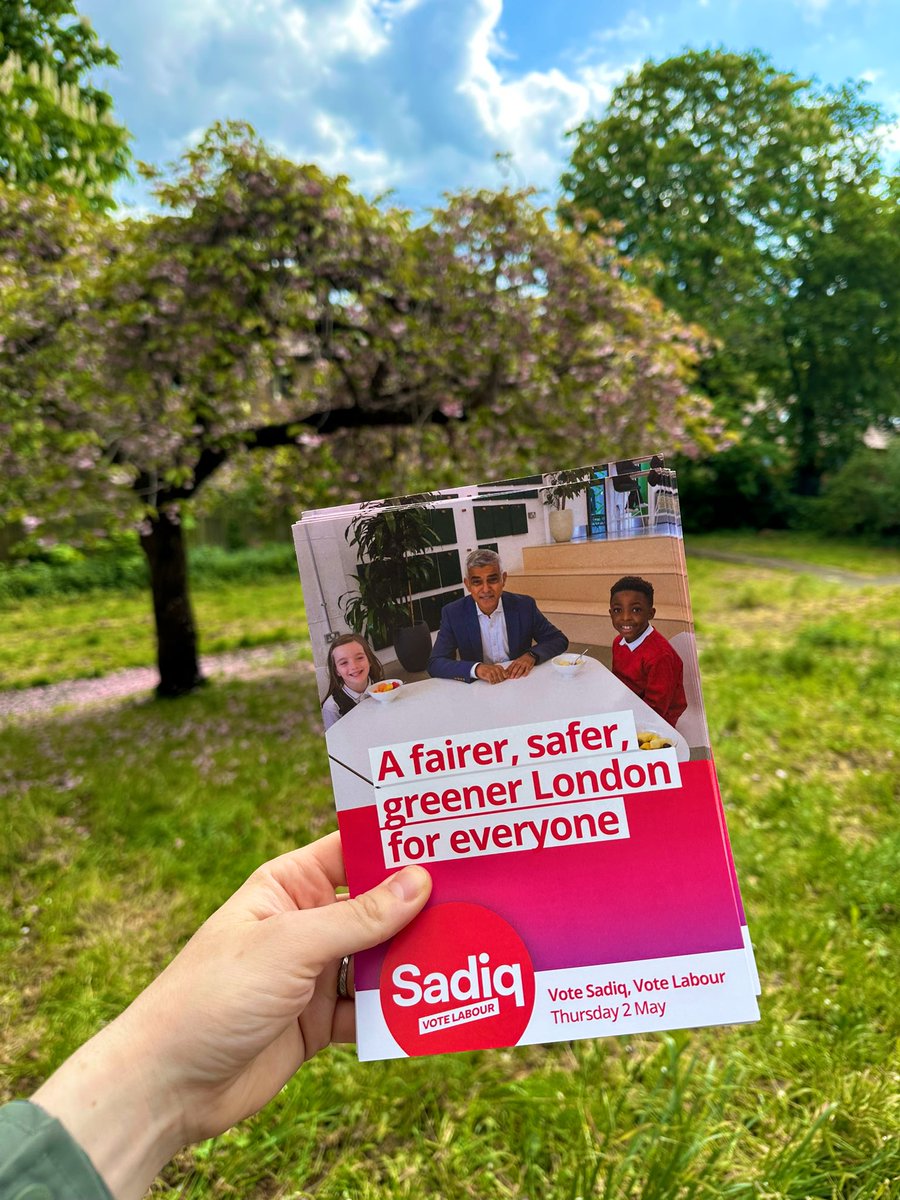 The sun shines above for the fabulous @lewishamlabour team out for @SadiqKhan in #Blackheath! With a council housebuilding revolution, permanently universal free primary school meals & a plan to improve toxic air, we have the programme to make London fairer, cleaner & greener 🌹