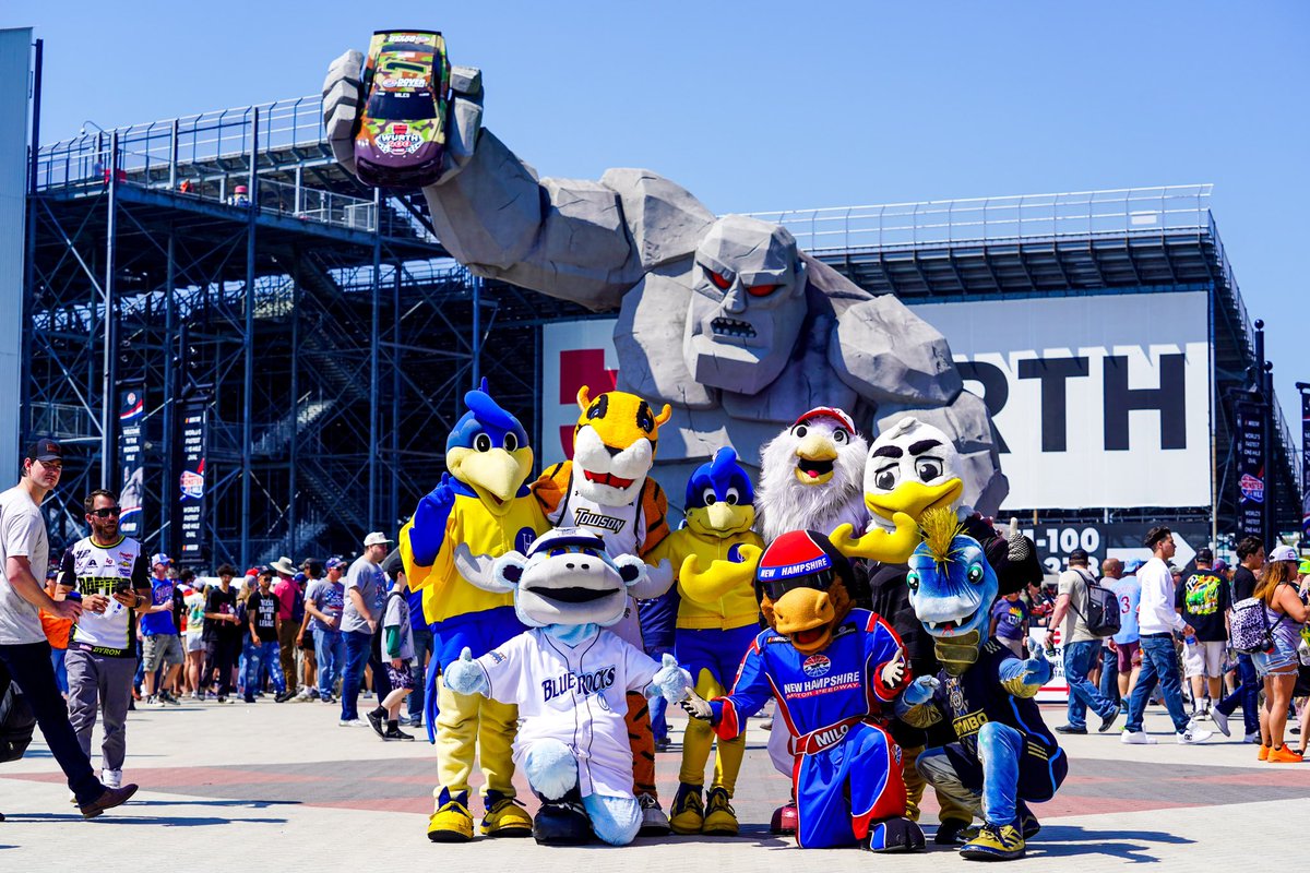 The whole crew’s assembled. 🎉

#Wurth400 | #MonsterMile