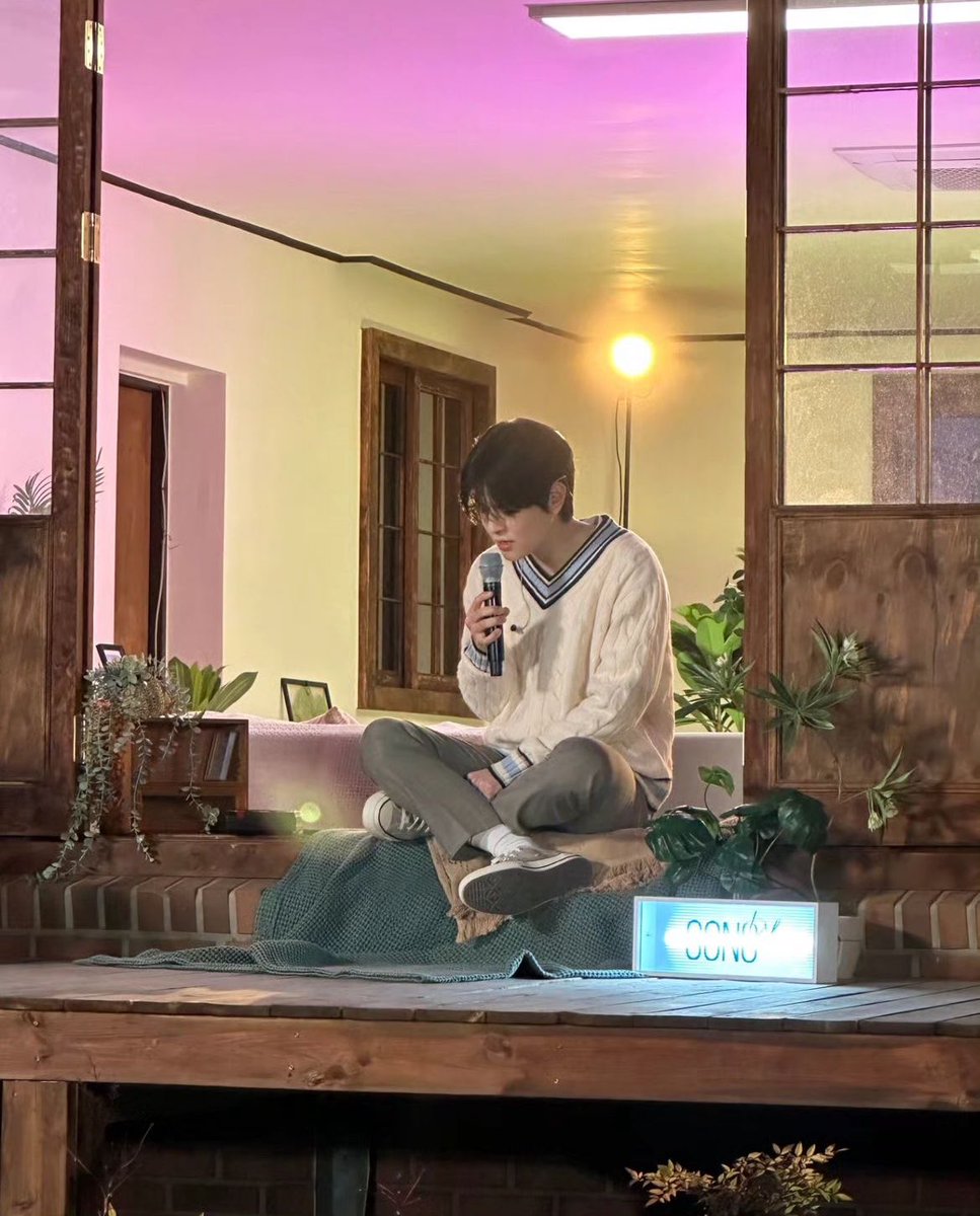 [📸]  — 240429 ★
• miniverse.___ instagram update (1/3)

“EP.01 Love Poem 🎤
앞으로의 많은 여정을 기대해주세요🎶🎶🎶” 

SEUNGMIN SONG BY EP1 
#SONGby_Seungmin #송바이 
@Stray_Kids