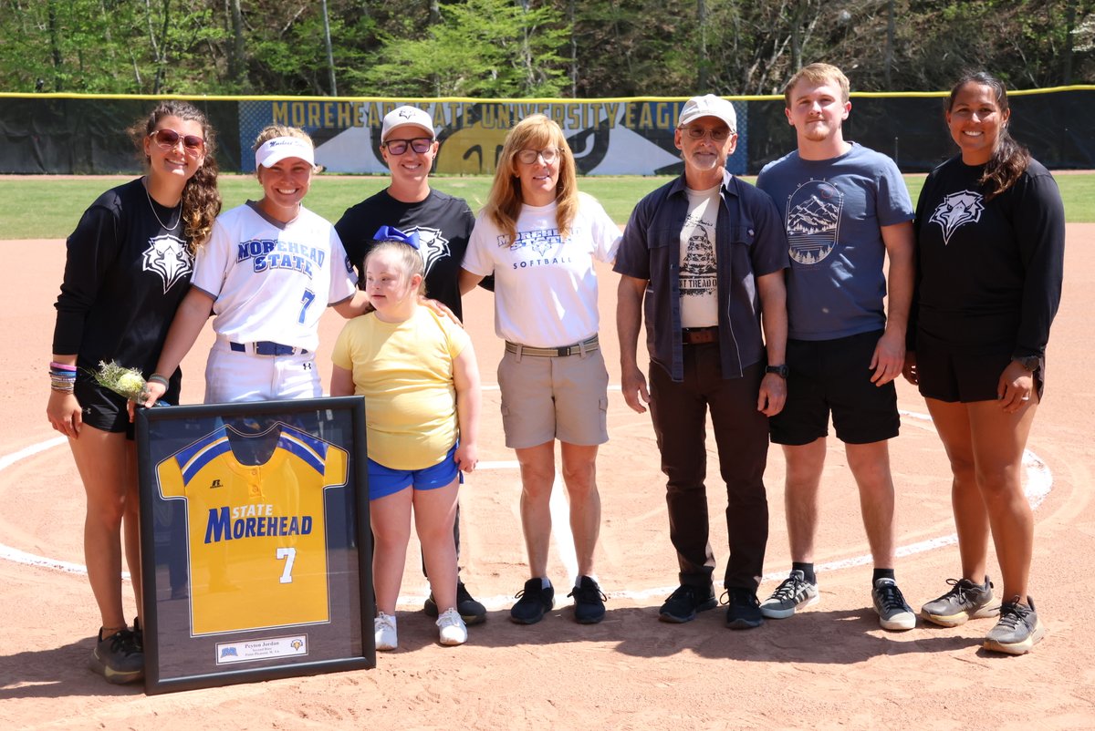 It's SENIOR DAY for Eagle Softball, recognizing DP @BeccaCrawford23, 2B @peytonjordan_14, C @kcripps01 and CF @trinitydspear. MSU (11-25/5-18) vs. @EIU_Softball (34-15/18-5). Eagles also honored EIU's six seniors. #SoarHigher