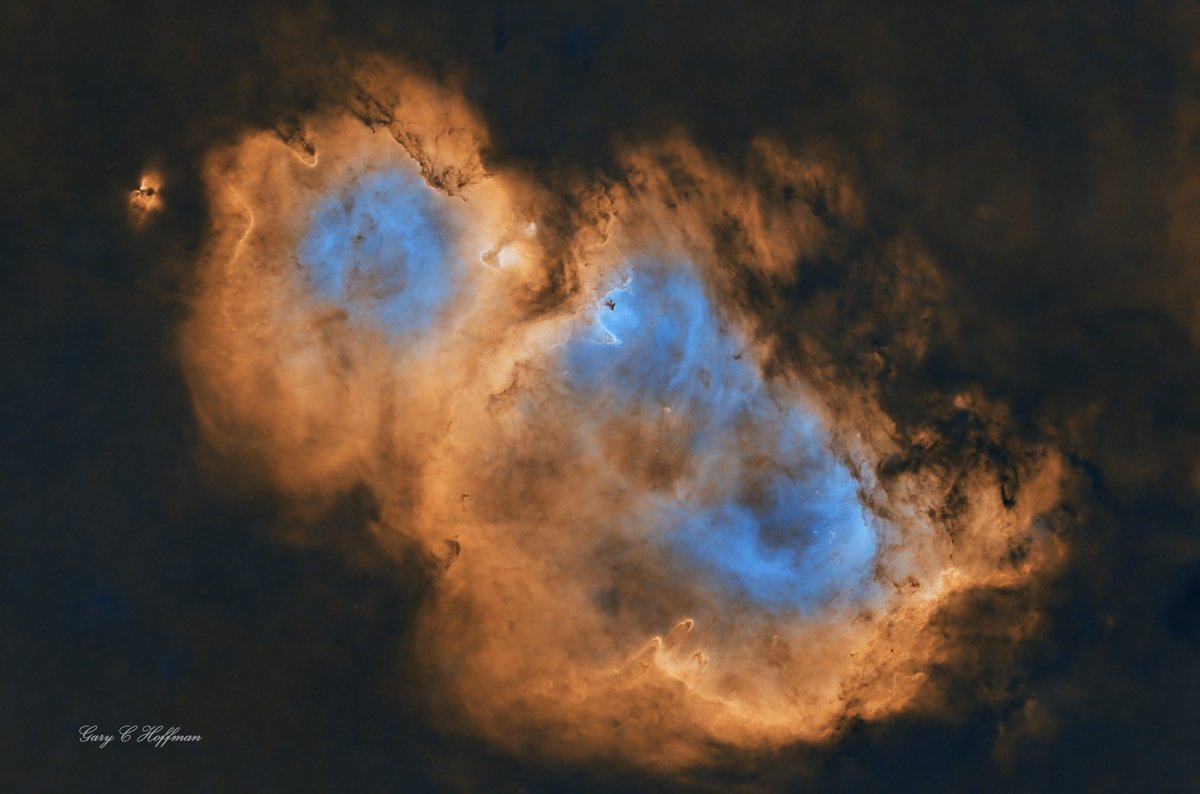 IC 1848 the Soul Nebula, in Cassiopeia. It’s a vast star-forming region, about 100 light years across, illuminated by young stars. Stellar winds sculpt dense pillars where stars form.

Details in Alt

#Astronomy #Astrophotography #Space #Nebula #ThePhotoHour #Photography #Stars