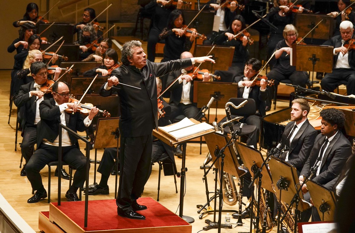 Giancarlo Guerrero, director de orquesta costarricense, dirige una de las grandes orquestas del mundo como es la Chicago Symphony y con Wynton Marsalis, uno de los más  grandes trompetistas de la historia, de solista y ni una pequeña referencia en la prensa nacional. Que lástima!