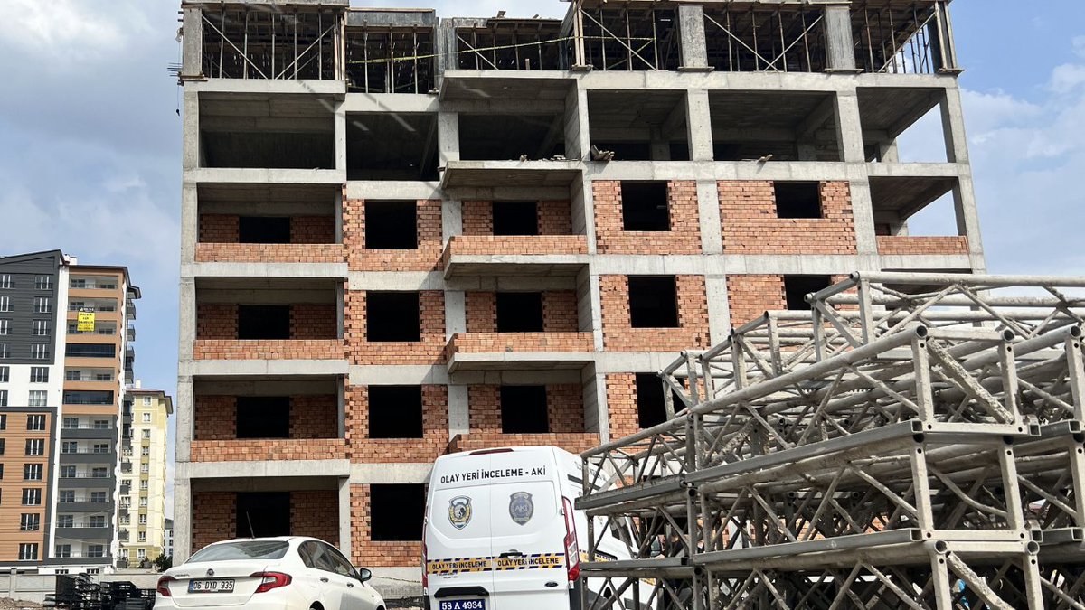 🔴 Sivas'ta inşaattan düşen işçi hayatını kaybetti: Sivas'ta inşaatın 6'ncı katından düşen 52 yaşındaki işçi yaşamını yitirdi. birgun.net/haber/sivas-ta…