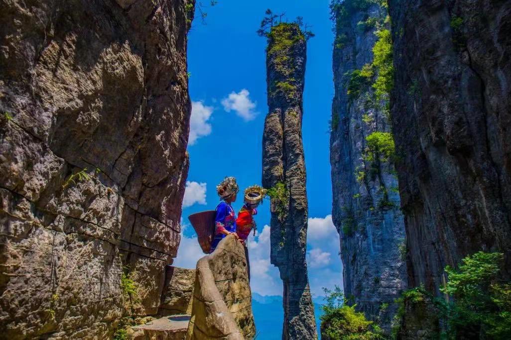 Los seis geoparques chinos fueron declarados Geoparques Mundiales por la UNESCO. El del Gran Cañón Enshi-Cueva Tenglongdong se destaca por el relieve Karst de fama mundial, además de tener conservado el rico patrimonio cultural de las minorías étnicas Tujia, Miao y Dong.