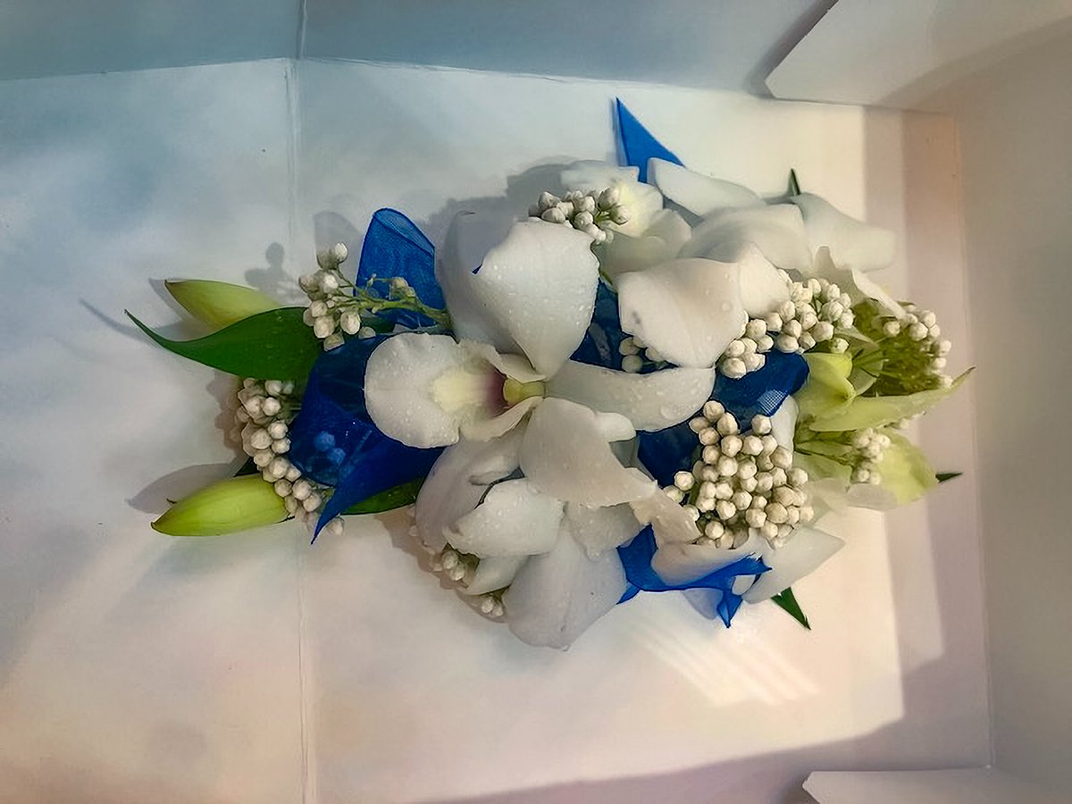 Stressing about prom flowers? Let our expert florists craft the perfect blooms to complement your night of magic. Stress-free and stunning, just like your prom experience should be. 🌼✨ These beatutiful pieces were made by Joy at our Westwood store!