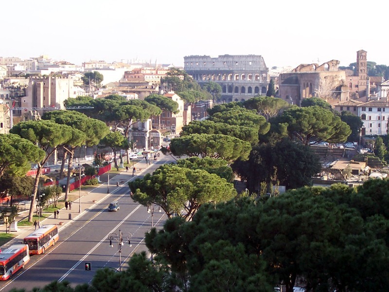 #Taldíacomohoy , en 1945, Benito Mussolini y su amante, Clara Petacci, eran detenidos cuando intentaban escapar de Italia y posteriormente ejecutados.
Y sin embargo, quedan trazas arquitectónicas de su dictadura por todo Roma.
Por ejemplo, en via dei Fori Imperiali.  (sigue)