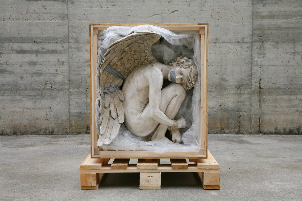 #Didyouknow sculptor #DanieleAccossato incorporates transport packaging into his statues of angels and icons? 🤔 These unusual structural additions to the works represent the commodification of art. #DanieleAccossato #Angels #Sculpture #Art