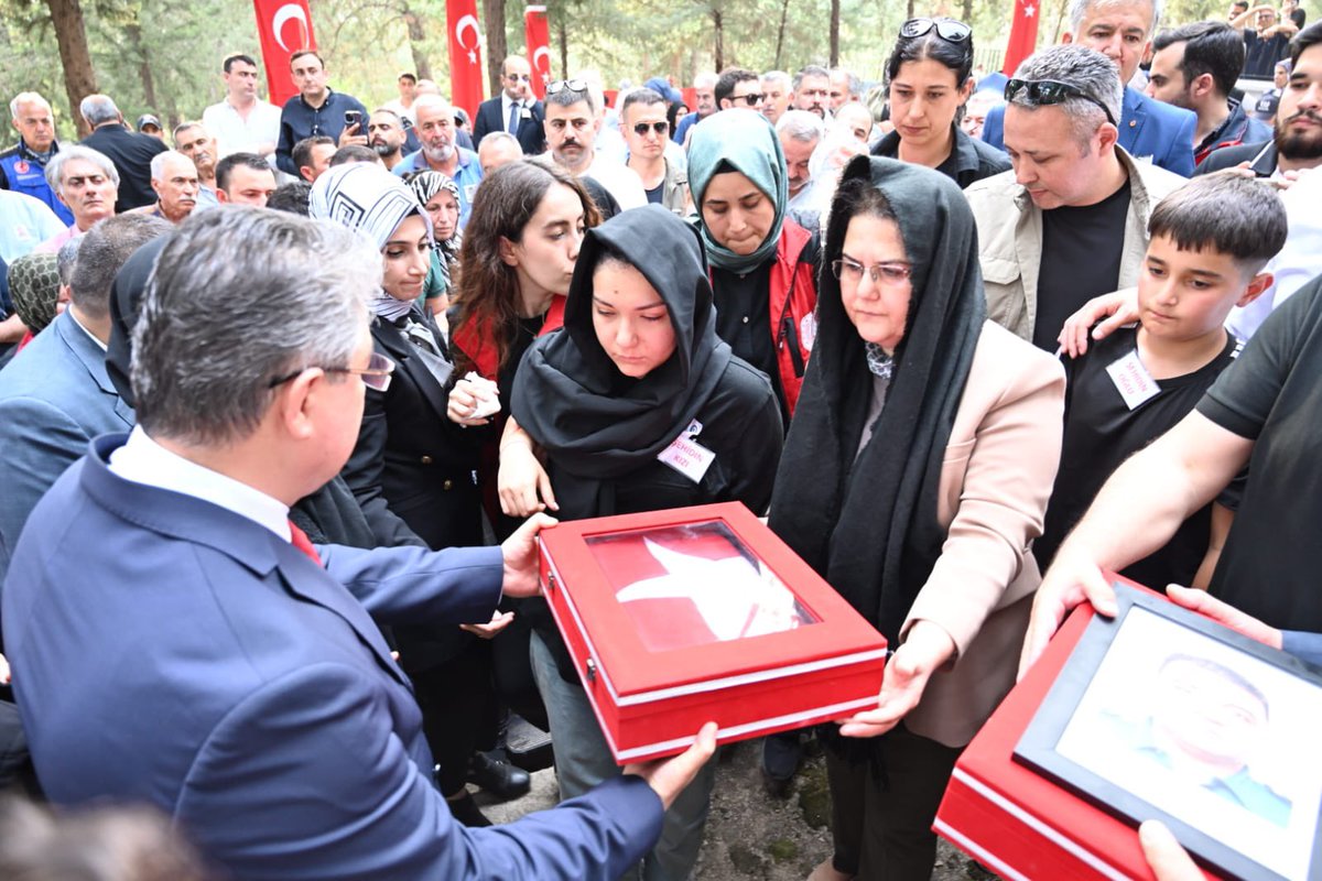 Aziz şehidimizi bugün ebedi istirahatgâhına yolcu ettik. Şehadeti makbul, menzili mübarek olsun.