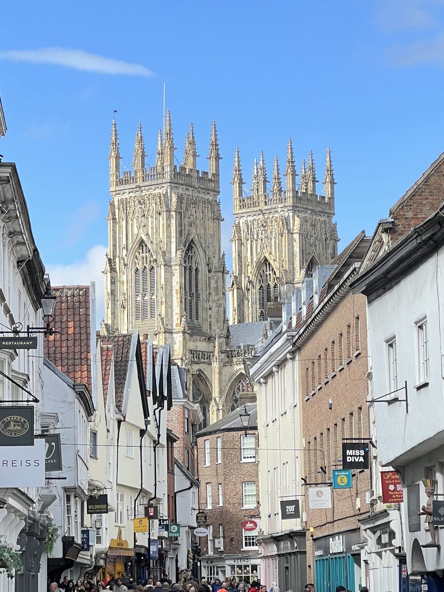 Huge thanks @YorkMinChoir for the most stunning Evensong. What an absolute treat! 👍👏🎵🎶 ⁦@York_Minster⁩