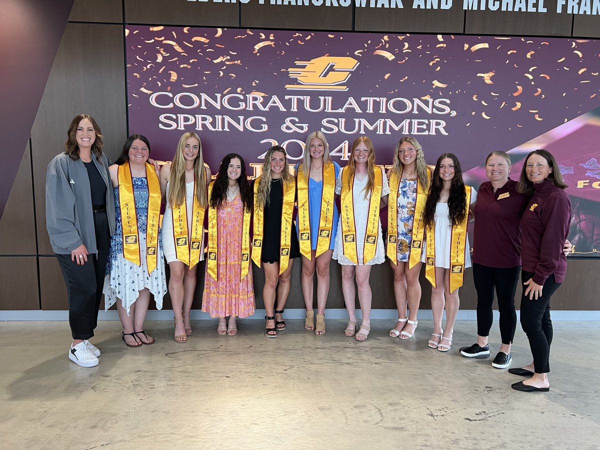 Had the opportunity to celebrate our 2024 graduating seniors this morning presenting them their student-athlete stoles! These eight are incredible leaders and role models on and off the field 🧠 🤓 Congratulations to you all! CMU Softball is proud of you 💓 #FireUpChips🔥⬆️🥎